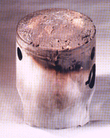 Piston damage by foreign material